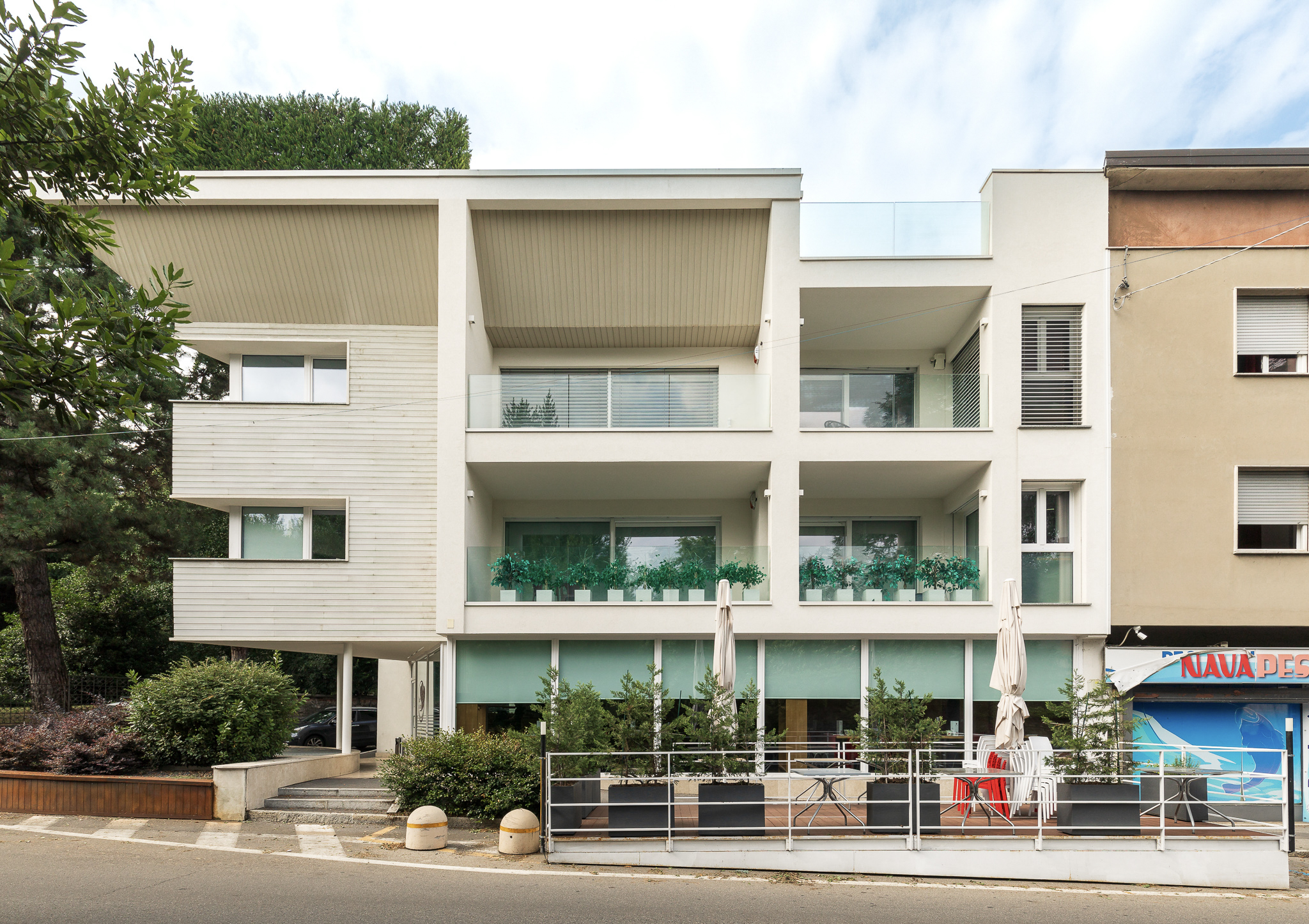 Combined preset before AI LightLab declutter exterior and low sun architecture